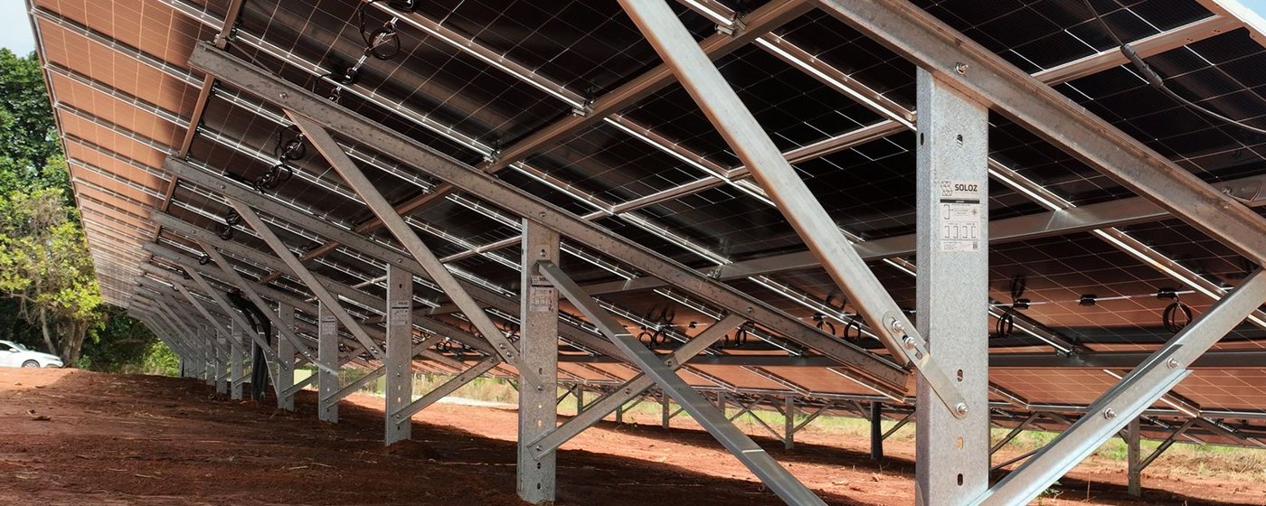 Pilares e perfis da estrutura sob módulos fotovoltaicos em solo