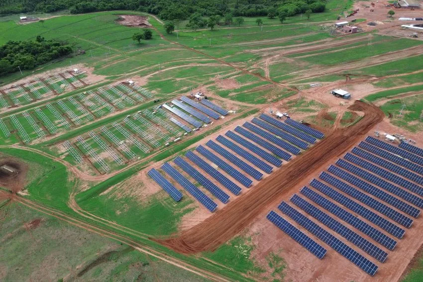 Vista aérea da usina solar para irrigação em Água Clara, Mato Grosso do Sul