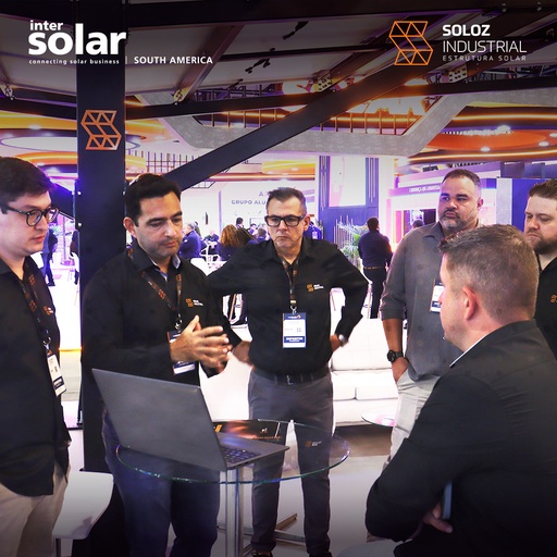 Conversa entre visitantes no estande da Soloz Industrial na Intersolar South America 2026