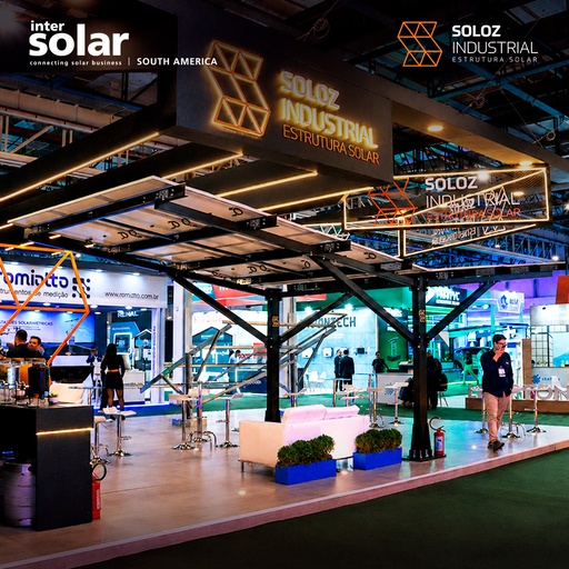 Vista do estande da Soloz Industrial e das estruturas em exposição na Intersolar South America 2026