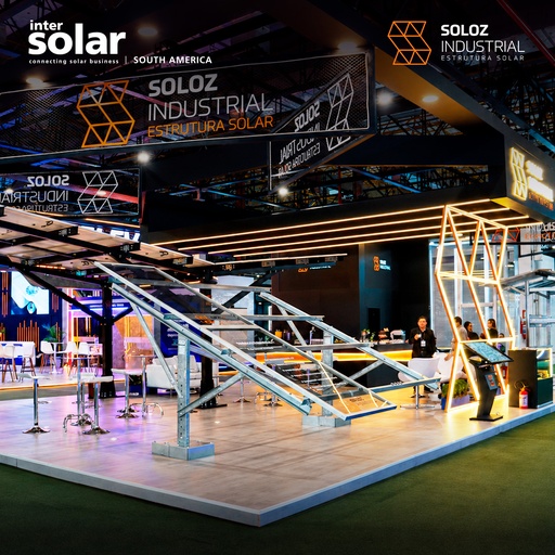 Estruturas fotovoltaicas apresentadas no estande da Soloz Industrial na Intersolar South America 2026