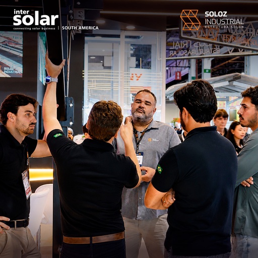 Troca de experiências entre participantes no estande da Soloz na Intersolar South America 2026