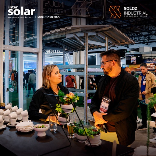 Atendimento a visitantes no espaço da Soloz Industrial na Intersolar South America 2026