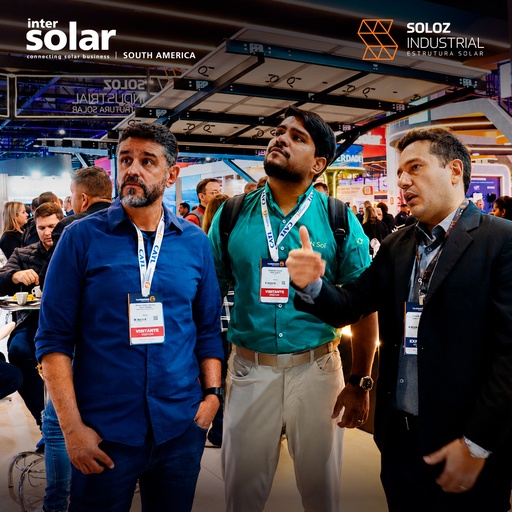 Visitantes observam a estrutura em exposição no estande da Soloz na Intersolar South America 2026