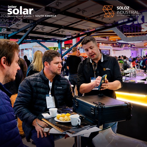 Conversa com visitantes em uma mesa do estande da Soloz na Intersolar South America 2026