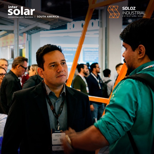 Diálogo entre participantes durante a feira na Intersolar South America 2026