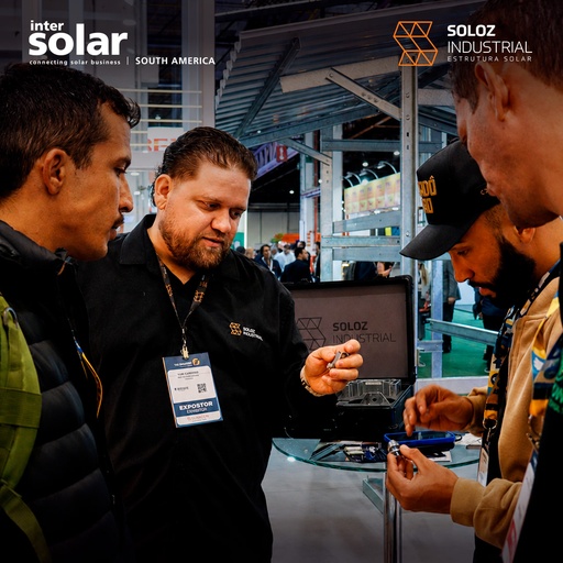 Apresentação de um componente a visitantes no estande da Soloz na Intersolar South America 2026