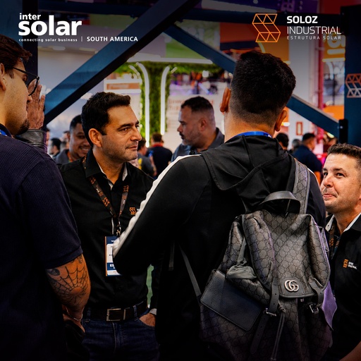 Visitantes reunidos junto às estruturas da Soloz Industrial na Intersolar South America 2026