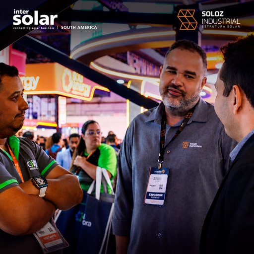 Conversa entre participantes no espaço da Soloz na Intersolar South America 2026