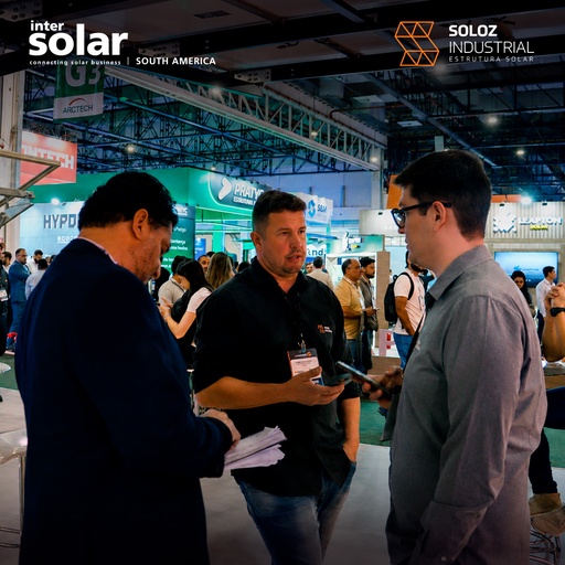 Atendimento e troca de informações durante a feira na Intersolar South America 2026