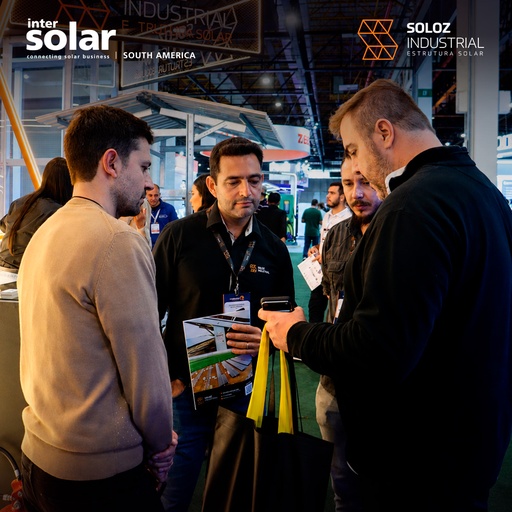 Grupo de visitantes conversa no estande da Soloz na Intersolar South America 2026