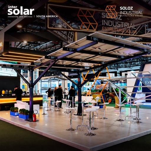 Vista do estande com as estruturas da Soloz Industrial em exposição na Intersolar South America 2026