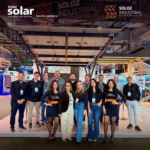 Equipe reunida no estande da Soloz Industrial na Intersolar South America 2026