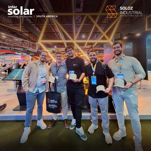 Registro de encontro entre participantes no estande da Soloz na Intersolar South America 2026